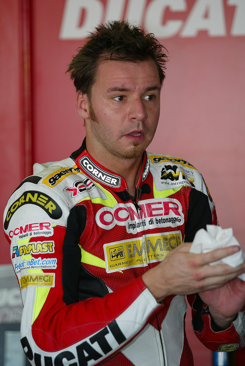 Cristian Caliumi, pilota di Carpi, in sella alla sua moto da corsa